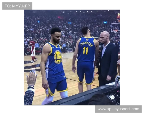 2019年总决赛第4场：库里在第一节就投进连续两个长距离三分，开启“火力模式”