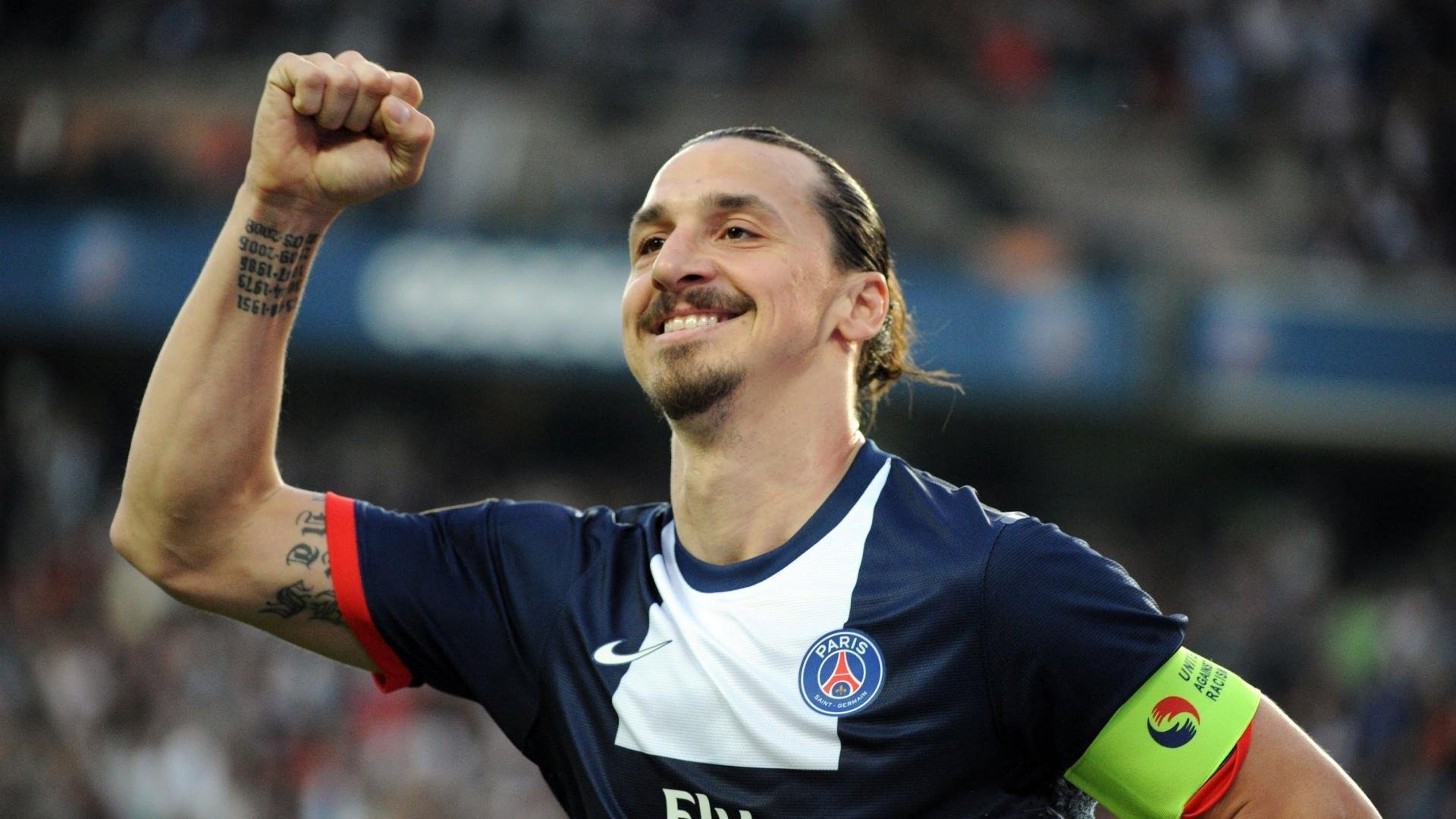 乐鱼电竞在线平台登录入口-瞩目明星对决：梅西与C朗的焦点相遇，梅西配合