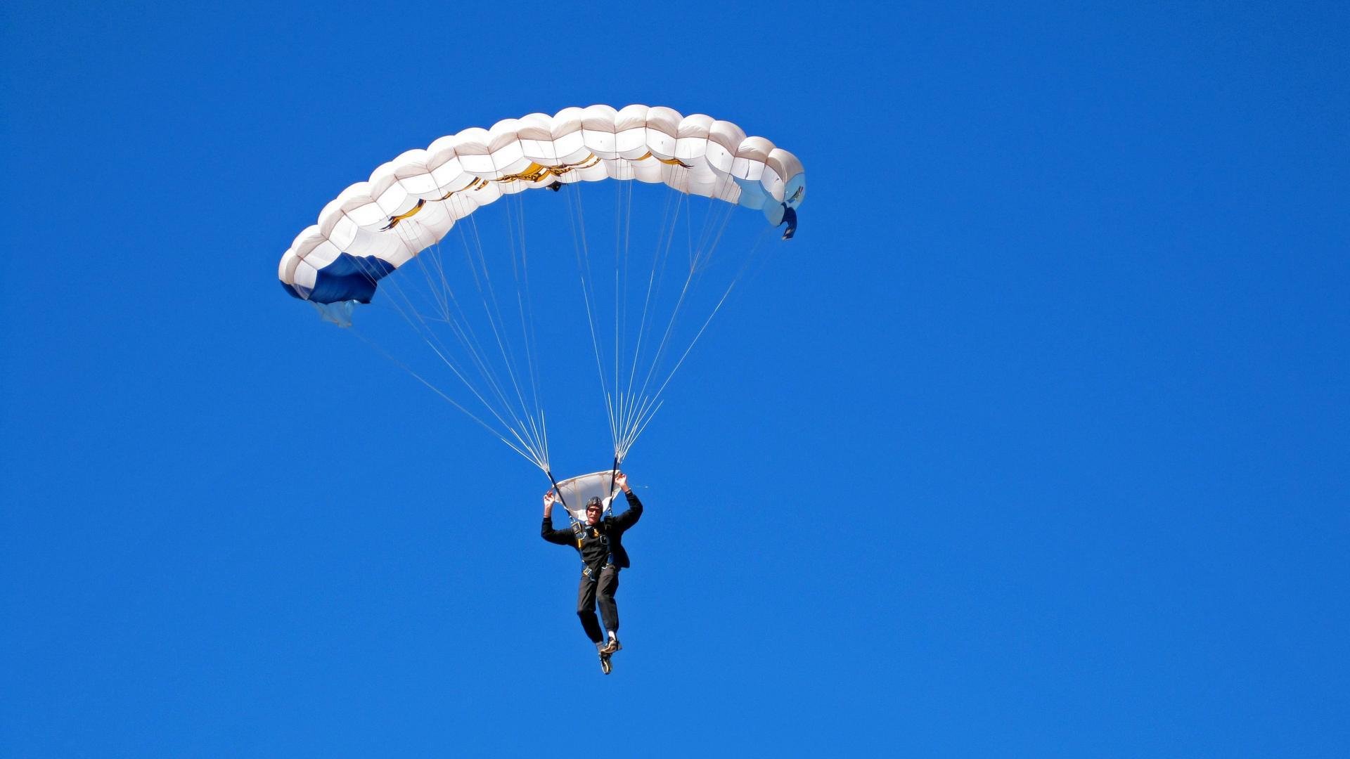 高校篮球积极引入外籍教练丰富训练理念，国外篮球培训